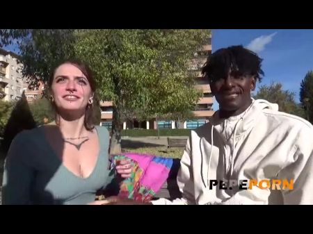 Malafalda acepta el desafío. Ella quiere una gran barra de chocolate 