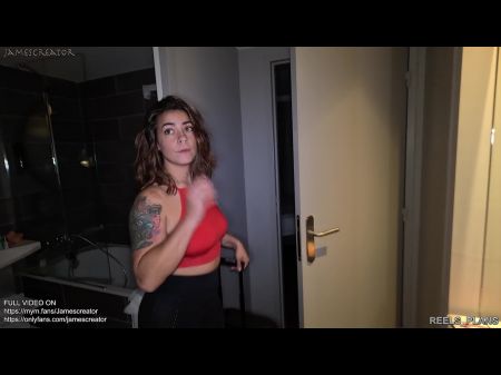 Chica francesa bastante rubia con grandes trampas en su novio, atrapada masturbándose y por su compañera de cuarto 