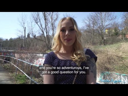 Flasher Rubia Cachonda Consigue Su Coño Crampado En Un Túnel 