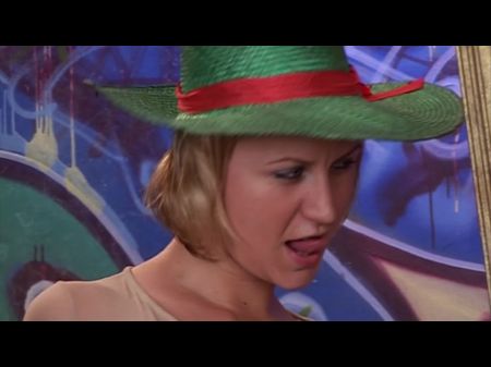 Gut aussehender deutscher Blonde liebt warmes Sperma auf ihren großen Melonen 