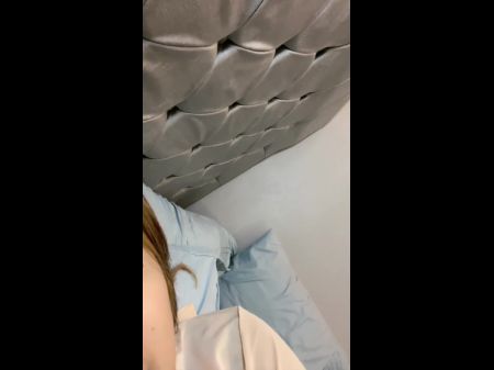 Hilda wischt eine Muschi aus, bis sie ausspricht, um ihr Live -Publikum zum Lachen zu bringen 