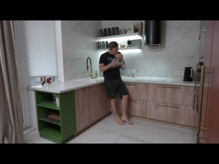 Возбужденная домохозяйство (часть 2): приготовление неприятностей. Соблазнительная игра падчерица со своим отчимом 