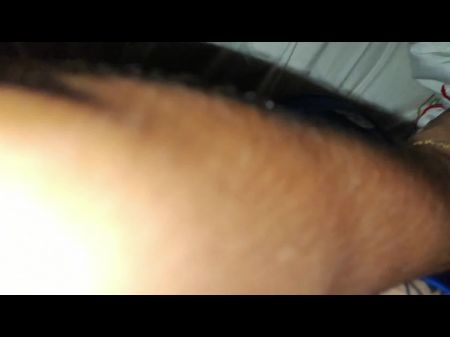 Eu pego minha madrasta na minha cama e gozada em seus pijamas fofos 