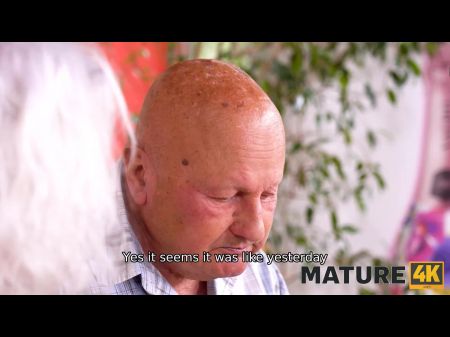 Reifen4k. Guy Dringt In Strümpfe Durch Die Frau älterer Kunden Ein Blonde 
