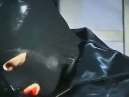 Mujer de goma, transformación de ropa de látex 