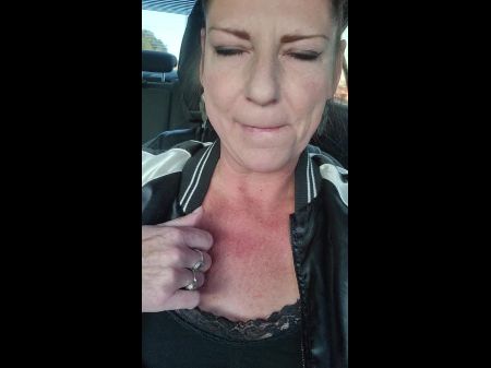 Milf Masturbiert Und Spritzt Mit Riesiger Gurke Auf Dem Parkplatz Des Lebensmittelgeschäfts 