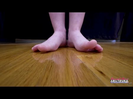 Big Ass Horny Slut Riri da un BJ y es golpeado 