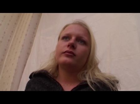 Excelente polliza rubia alemana le encanta mostrar sus habilidades de conducción 