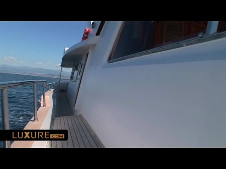 Jennifer Stone wird auf einer Yacht Sodomisiert 