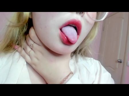 Ich zeige geschlossene Lippen, Nacken, meine Löcher, Nippel 