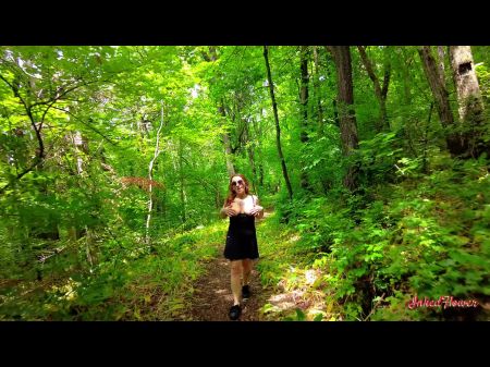 Tätowierte Mutter wandert im Wald. Sie genießt Sommer und Nacktheit im Freien 