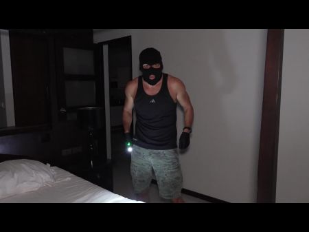 Un ladrón irrumpió en mi casa y me folló mi coño y lo llenó de esperma inesperada de un ladrón 