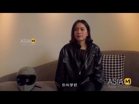 Modelmedia Asia recogiendo una chica de motocicleta en la calle Chu Meng Shu - MDAG 0003 - Mejor video porno de Asia original 