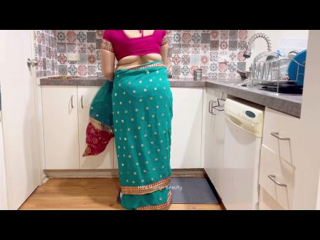 رومانسية الزوجين الهنديين في المطبخ ساري الحسية ساري رفع كس ، الثدي واللعب الحمار 