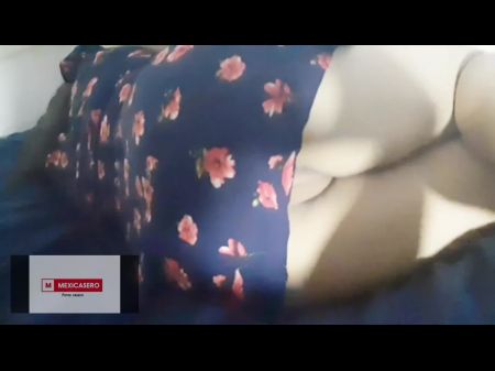 La Madre de Mi Amigo Se Queda en Mi Casa con trekendo vestido azul 