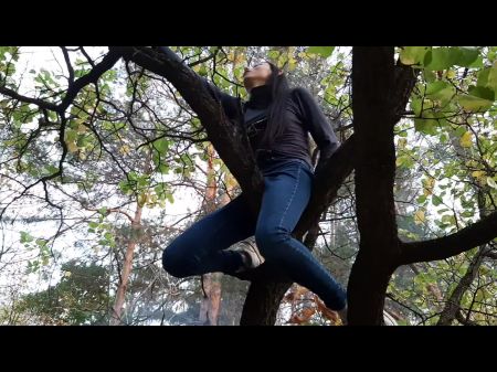 Mädchen kletterte auf einen Baum, um ihre Muschi darauf zu reiben, Lesbische Illusion 