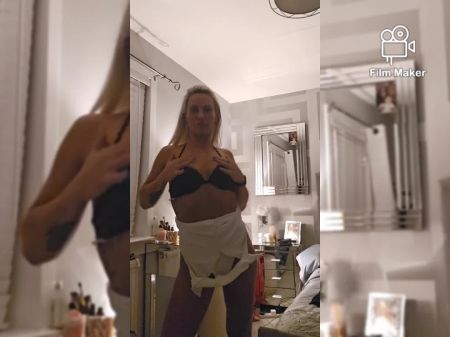 Frau neckt die Kamera 