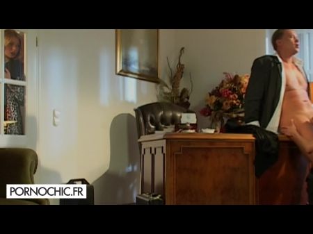 Heißer Sex auf einem Tisch mit 2 heißen Blondinen 