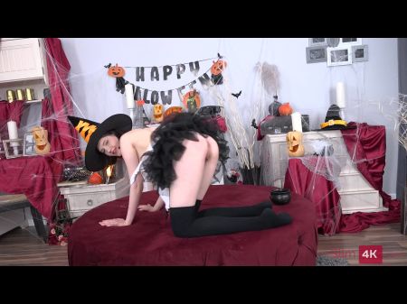 Cutie feiert Halloween, indem sie Analsex mit ihrem Mann hat 