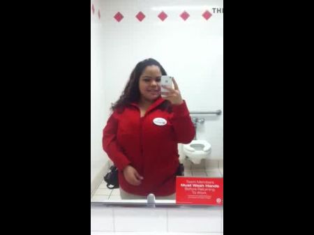 Latina Slut zieht bei der Arbeit große Titten heraus 