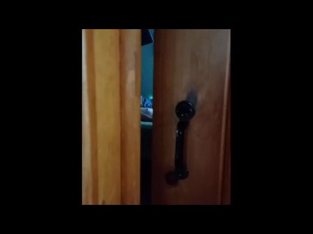 Ich erwischte meine Frau vor der Kamera, während sie Pornos ansah und mit ihrer Muschi spielte 