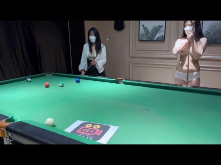 Was bedeutet es, wenn zwei zierliche asiatische Freunde Sie einladen, Pool zu spielen? Dreier mit zwei asiatischen jugendlichen Mädchen 