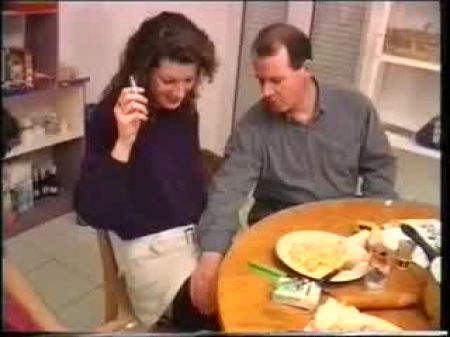 Slutty Brunet hat zwei Gäste zum Abendessen und hat dann versauten Dreier 