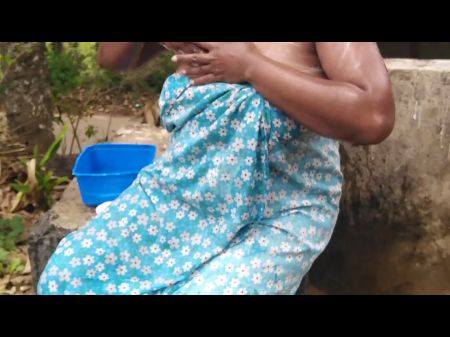 Desi Indian MILF تظهر لها الثدي الكبير المذهل والجمل أثناء الاستحمام 