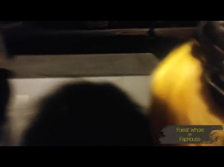 Dos esclavos muy sucios están tremendamente humillados en público 