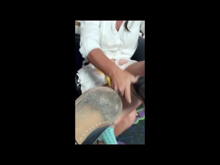 A dona de casa de trapaça solitária pegada e fodida com força pelo estranho 