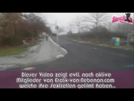 La adolescente alemana se enoja públicamente en su bolso en la calle 