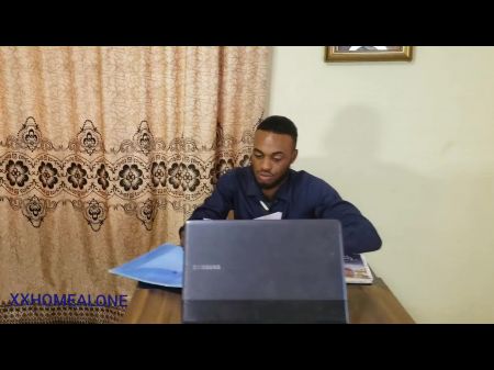 Naughty -Studenten in Uniformen bieten Sex an, um ihre Prüfungsbewertung im Hauptbüro zu verbessern. 