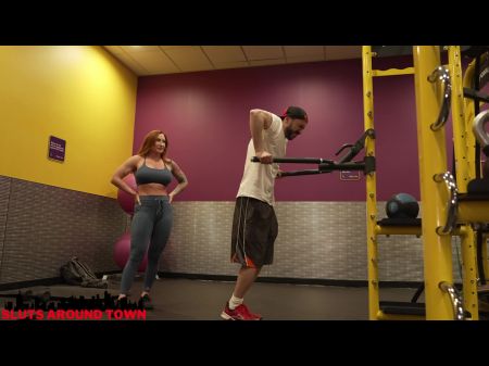 Personal Trainer Gibt Dem Guy Im Fitnessstudio Einen Privaten Unterricht Amerikaner 