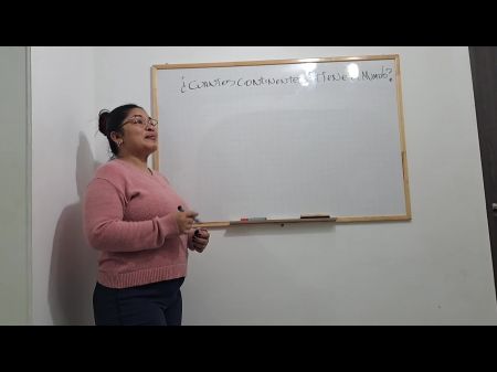 Me masturbo en clase, este maestro maduro me pone muy cachondo 