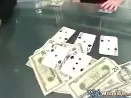 زوجة مارس الجنس في لعبة البوكر 