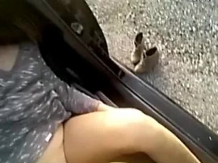 الفتاة تحصل على handjob الشرج في السيارة مع الألم 