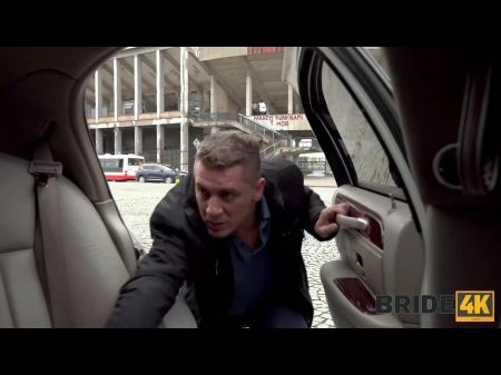 Bride4k. Novia De Piernas Largas En La Calcetín Golpeada En El Camino A La Ceremonia De La Boda 