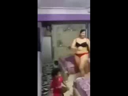 esposa árabe bailando en bikini en el dormitorio 