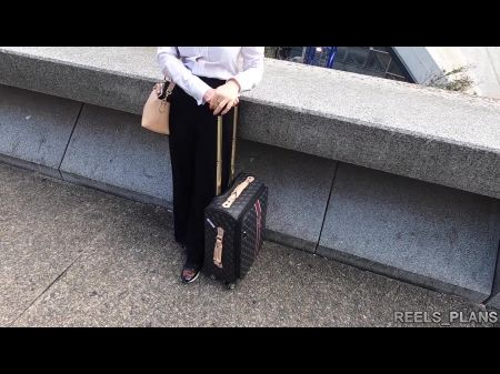 Ein hübsches ungarisches Mädchen wird von 2 Fremden, die sie auf der Straße getroffen hat, wild gefickt 