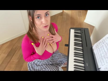 Hermosa morena tocando su coño 