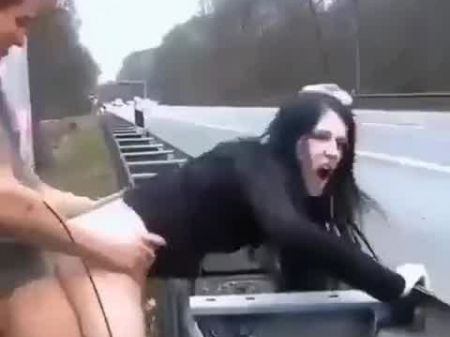 Chica croata follada en una carretera 