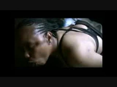 年长的黑人妇女展示了她多年的经验