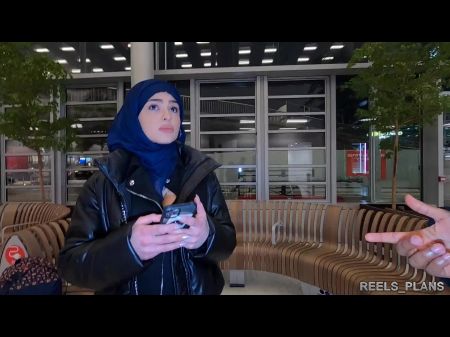 面纱的伊朗纳迪亚·拉皮德拉（Nadja Lapiedra）在厕所里搞砸肛门，并在走廊上支付飞机