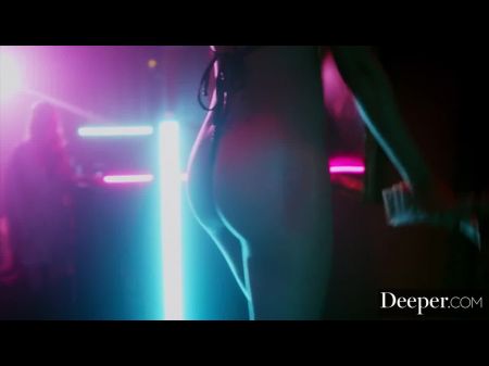 كايدن وكينا يمارس الجنس مع VIP في كشك نادي التعري 