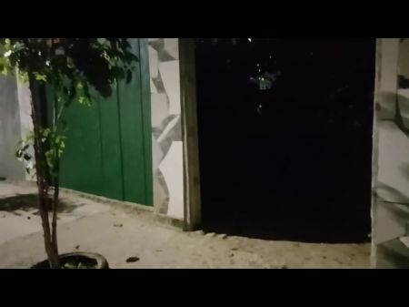 Encontré a la chica en la plaza y la follé en el callejón 