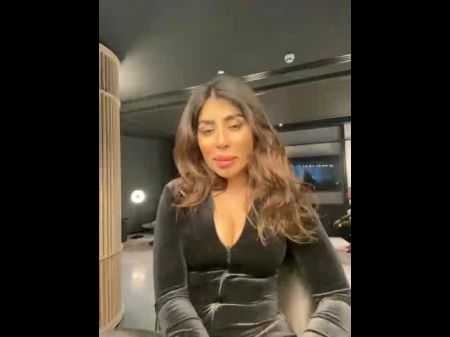 Sofia Pumps Out In The Hotel