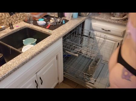 Hausfrau, die das Geschirr in ihrer Unterwäsche machen 