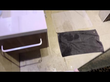 Добрый мачеха помогает своему пасынку с разбитыми руками .... кончить. 