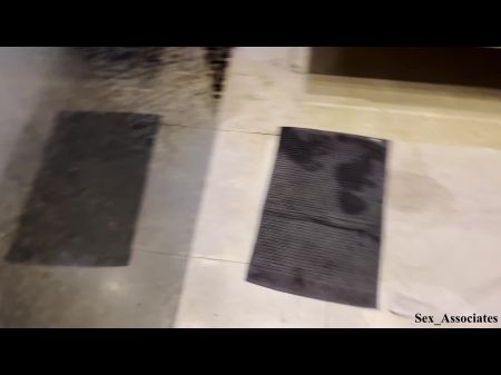 A madrasta gentil ajuda seu enteado com os braços quebrados .... a gozar. 