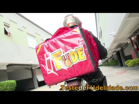 Primas pagando entregador do ifude com xereCard 